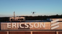 An eine Drohne montiere Messtechnik von Rhode & Schwarz vermisst ein 5G-Netz