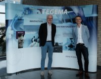 Dick Moerman (Managing Director von PI BeNeLux, links) und Pierre van Lamsweerden (Managing Director TEGEMA, rechts) haben eine Kooperation zur Entwicklung automatisierter Systeme für die Aufbau- und Verbindungstechnik in der Photonik vereinbart