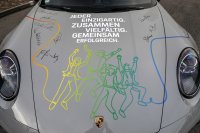 Gegen Ausgrenzung und Diskriminierung: Porsche-Vorstand und Betriebsrat bekennen sich am Deutschen Diversity Tag mit ihrer Unterschrift zu Perspektivenvielfalt in der Belegschaft.