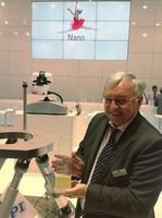 Dr. Karl Spanner, Vorsitzender der Geschäftsführung bei PI, nimmt die Auszeichnung für die 40-jährige Teilnahme an der LASER World of PHOTONICS entgegen