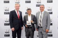 TOP 100-Mentor Ranga Yogeshwar überreicht Datavard die Auszeichnung (v.l.n.r. Guido Moggert, kaufmännischer Leiter, Datavard AG, Ranga Yogeshwar, Thomas Fundneider, Managing Director, Datavard AG Schweiz). Bildquelle: compamedia