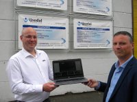 Johan Ledens, Sales Engineer BeLux bei Axis Communications (links im Bild) übergibt die Technik an IJsedal.