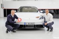Hannes Ametsreiter, CEO Vodafone Deutschland, und Porsche-Entwicklungsvorstand Michael Steiner aktivierten das 5G-Standalone Netz.