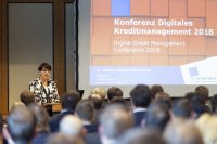 Dr. Martina Städtler-Schumann eröffnet die Konferenz zum Digitalen Credit Management