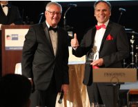FORCAM-Chef Franz Gruber (r) erhält von AHK-Vice Chairman W. David Braun den Deutsch-Amerikanischen Business Award im Herbst 2016 in Chicago 
