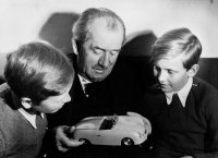 Ferdinand Porsche mit Ferdinand Alexander Porsche und Ferdinand Piëch (rechts), ca. 1949.