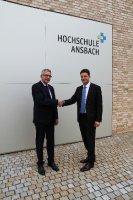 Prof. Dr.-Ing. Jürgen Göhringer (rechts) und Dietmar Binert beschließen die weitere Kooperation und ermöglichen somit die Vorlesung „Manufacturing Execution Systems“ an der Hochschule Ansbach