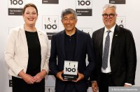 Ranga Yogeshwar gratuliert Hille Vogel, Bereichsleitung Märkte und Kunden, und Christoph Lösch, Geschäftsführer, beide estos zur Auszeichnung „TOP 100 Innovator 2022“