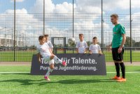 Neue Partnerschaft in der Jugendförderung zwischen Porsche und Borussia Mönchengladbach, Bundesliga-Spieler Patrick Herrmann mit Nachwuchsspielern der Borussia