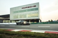 Porsche Taycan-Prototyp auf dem Handlingkurs des PEC Shanghai im Rahmen des Triple Demo Run