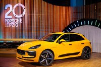Porsche stiftet Macan in Signalgelb für die Leipziger Opernball-Tombola