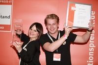 Glückliche Sieger in der Kategorie Apps:
Mareike Bruns und Fabian Mellin (Intelligent Apps GmbH) © Oliver Wolf