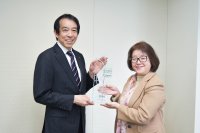 Kiichiro Miyata (l), Managing Director und  CTO der  Omron  Corporation nimmt  den Award entgegen