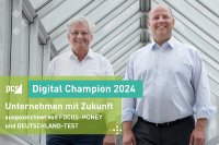 Die PCS Geschäftsführer Walter Elsner und Ulrich Kastner-Jung freuen sich über die Auszeichnung als Digital Champion 2024 von FOCUS-MONEY und DEUTSCHLAND-TEST
