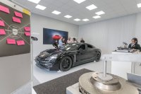 Mit umfangreichen Qualifizierungen bereitet Porsche seine Mitarbeiter auf die E-Mobilität vor.