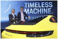 August Achleitner (l.) und Dr. Frank-Steffen Walliser (r.) am neuen Porsche 911