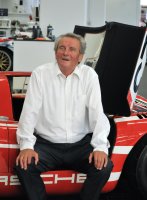 2010: Prof. Helmut Flegl zu Besuch in der Werkstatt des Porsche Museums am 917 KH Coupé, dem Siegerfahrzeug von Le Mans 1970.