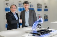 Stéphane Bussa, Vice President of Sales & Marketing, beglückwünscht Dr. Thomas Bocher zur Ernennung als Leiter des Segmentmarketings Microscopy & Life Sciences (Bild: PI)