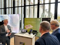 Auf der Protekt Leipzig informierten sich hochrangige Besucher auf dem PCS Stand über die Absicherung kritischer Infrastruktur mit Hilfe biometrischer Handvenenerkennung.