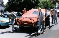Juni 2000: Porsche-Mitarbeiter schieben ein noch streng geheimes Modell des Cayenne durch das Entwicklungszentrum in Weissach.