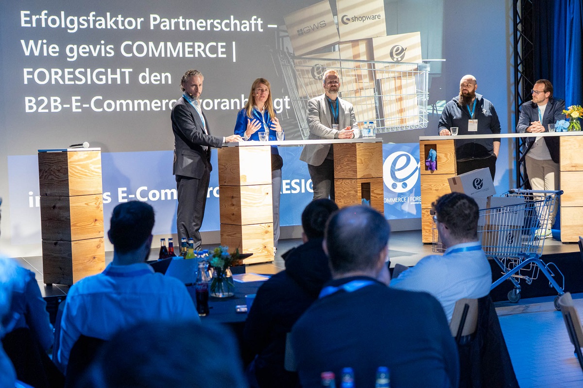 v. l. n. r.: Prof. Dr. Moritz Behm, Alexandra Essig, Thomas Latajka (beide GWS), Moritz Naczenski und Stefan Zessel (beide shopware) bei der Talkrunde „Erfolgsfaktor Partnerschaft – Wie gevis COMMERCE | FORESIGHT den B2B-E-Commerce voranbringt“