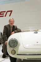 Rolf Spreger kniet eben einem Porsche 550 Spyder