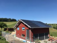 Ein Neubau in der Schweizer Gemeinde Vechigen verzichtet auf einen Anschluss an das öffentliche Stromnetz und versorgt sich selbst mit Solarthermie, Photovoltaik und Stromspeicher © POWERBALL-Systems AG